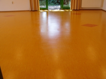 Dieser Linoleum Boden wurde grundgereinigt, neutalisiert, grundiert und Glanzbeschichtet. So gepflegt ist der Boden sehr strapazierfähig und sieht mit der richtigen Unterhaltsreinigung lange gut aus. Dieser Linoleum Boden wurde grundgereinigt, neutalisiert, grundiert und Glanzbeschichtet. So gepflegt ist der Boden sehr strapazierfähig und sieht mit der richtigen Unterhaltsreinigung lange gut aus.
